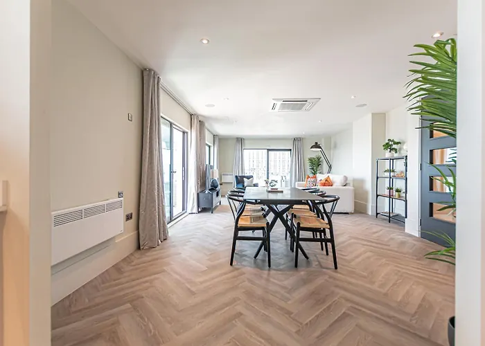 Luxurious 3 Bed - River View