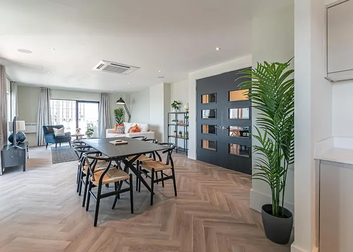 Luxurious 3 Bed - River View