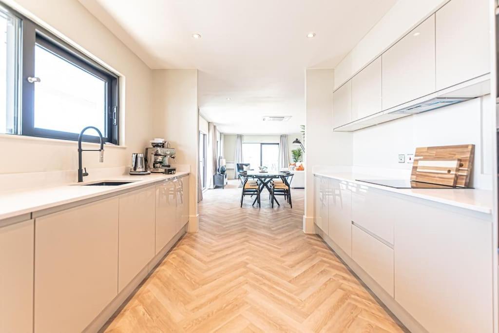Luxurious 3 Bed - River View Apartment