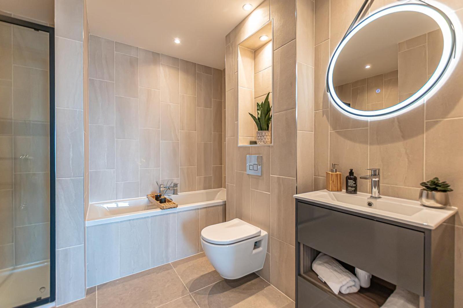 Luxurious 3 Bed - River View Apartment *
