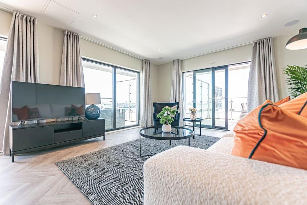 Luxurious 3 Bed - River View Apartment
